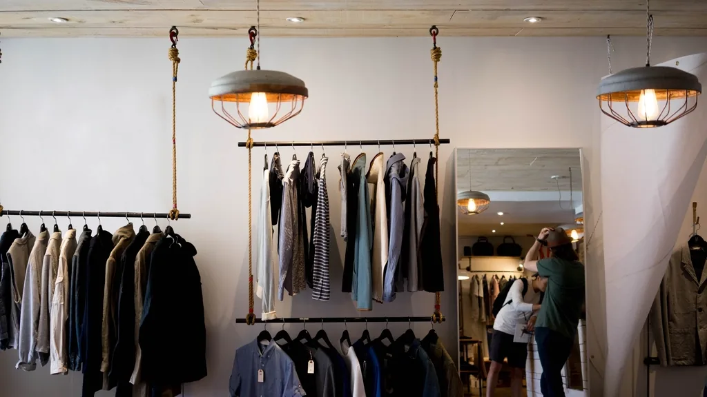 Mika Butik örnek sitesinin giriş görseli: butik içi, tavandan sarkan aydınlatmalar ve askılıklar.