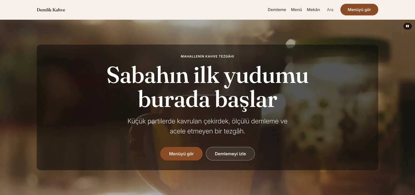 The opening screen of the Demlik Kahve example site: the headline “Sabahın ilk yudumu burada başlar” over a background video, with two buttons.